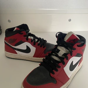 Air Jordan 1 mid - Säljer mina air Jordan 1 mid. Använda men i gott skick! Behövs tvätta så blir dem så gott som nya! Stl 40 men passar också en 39a. Inköpta för 2900:- Kartong finns kvar och kan skickas med om så önskas. Prutat och klart!