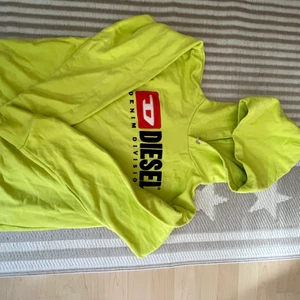Neon gul/grön  Diesel tröja - Neon grön/gul , diesel tröja i storlek M Inga defekter eller så, bara en jätte liten fläck på framsidan av tröjan under texten (M) et. Går säkert att få  bort. 