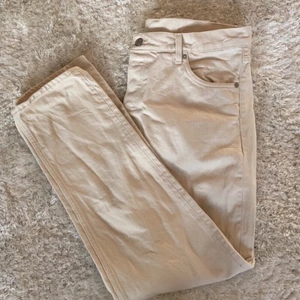 Beiga Weekday byxor - Säljer ett par jeans som jag köpt på Plick, använda fåtal gånger. (köparen står för frakten📦)