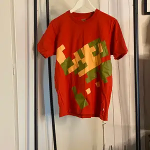 T-shirt från Nintendos första collab med UniQlo med stort print av Super Mario. Cool o ha om man är en gamer:) 