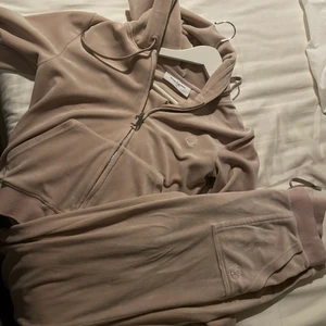Juicy couture set  - Hoodie i S och byxa i XS, beige/rosa i färg 