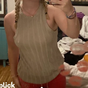 Beige linne - Beigt linne köpt på hm. Jätte fint material och väldigt skön. Skriv privat för fler bilder/frågor. Köparen står för frakten!💓