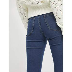 Knappt använda jeans från vila, regular med raka ben och stretchigt material. Storlek W28 L30 