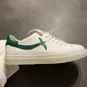 Axel Arigato - Säljer pga att storleken inte passa,endast två gånger använda.Kvittot finns.Köptes för 2200.