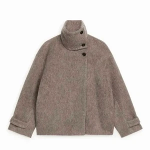 Arket jacka - Säljer min superfina jacka från arket❤️ Köptes förra året och är i strl 36. Har alltså inte använts särskilt mycket. Köptes för 1800 och säljer för 1100👍 