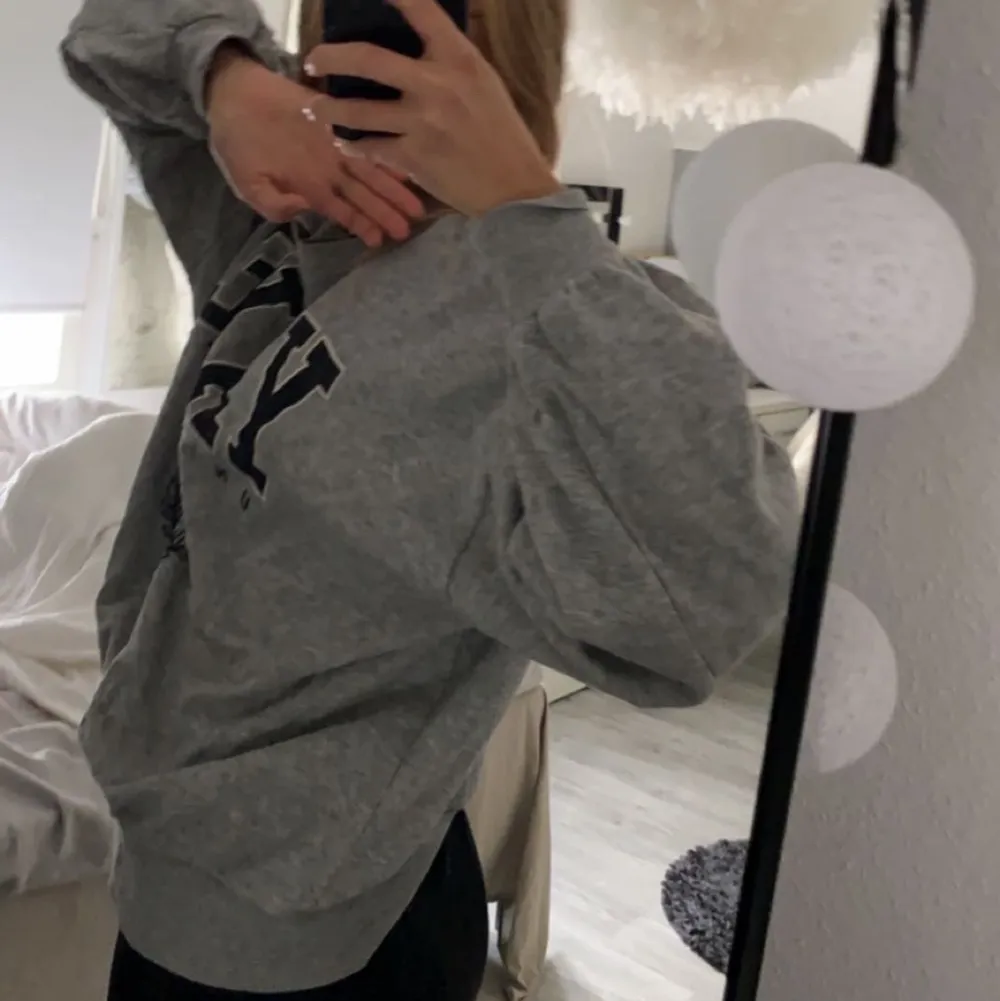 Jättefin sweatshirt från hm, köpt för längesen, knappt använd! Storlek xs men är ganska  oversized . Tröjor & Koftor.