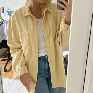 Jacka - Gul jacka i manchestertyg💛 Köpt på herravdelning i stolek L därav oversized på mig som vanligtvis bär M. 