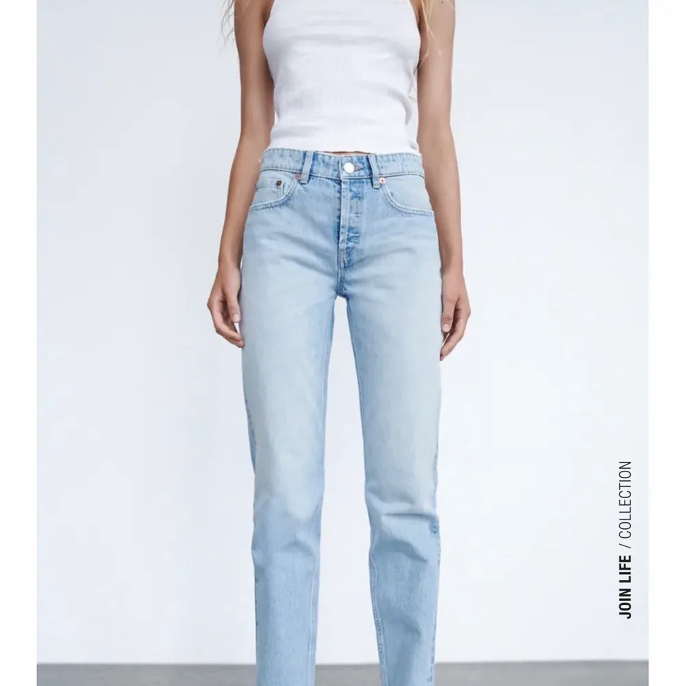 Super snygga zara jeans som ej kommer till användning pga att jag har många andra jeans och jag känner att dessa ej är min stil, passar mig i längden som är 172. Köparen står för frakten, pris kan diskuteras vid snabb affär😊. Jeans & Byxor.