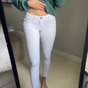 Vita jeans  - Vita jeans från zara. Låg midja. Ganska tjockt material och väldigt stretchiga 🔎 Kika gärna mina andra annonser, rensat ut halva garderoben ⭐️ 5/5 i omdöme ⭐️ Få paket-pris💖