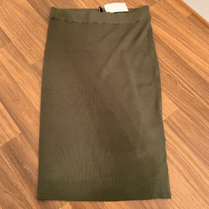 Kjol  - Säljer denna kjol som är helt ny med prislapp kvar för 150kr i stolek S💘 kan mötas upp samt fraktas🫶🏼