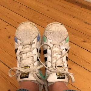 Adidas skor svart vit grön blå storlek 38 - Sköna adidas skor svart vit mint grön ljus blå. Storlek 38 lite slitna. 