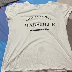 T-shirt  - Säljer denna tröjan på grund av att den inte kommer till användning. Stolek L men känns mer som M. 45kr frakt!! TAR BARA SWISH TRYCK INTE PÅ KÖP UTAN KONTAKT MIG DM!