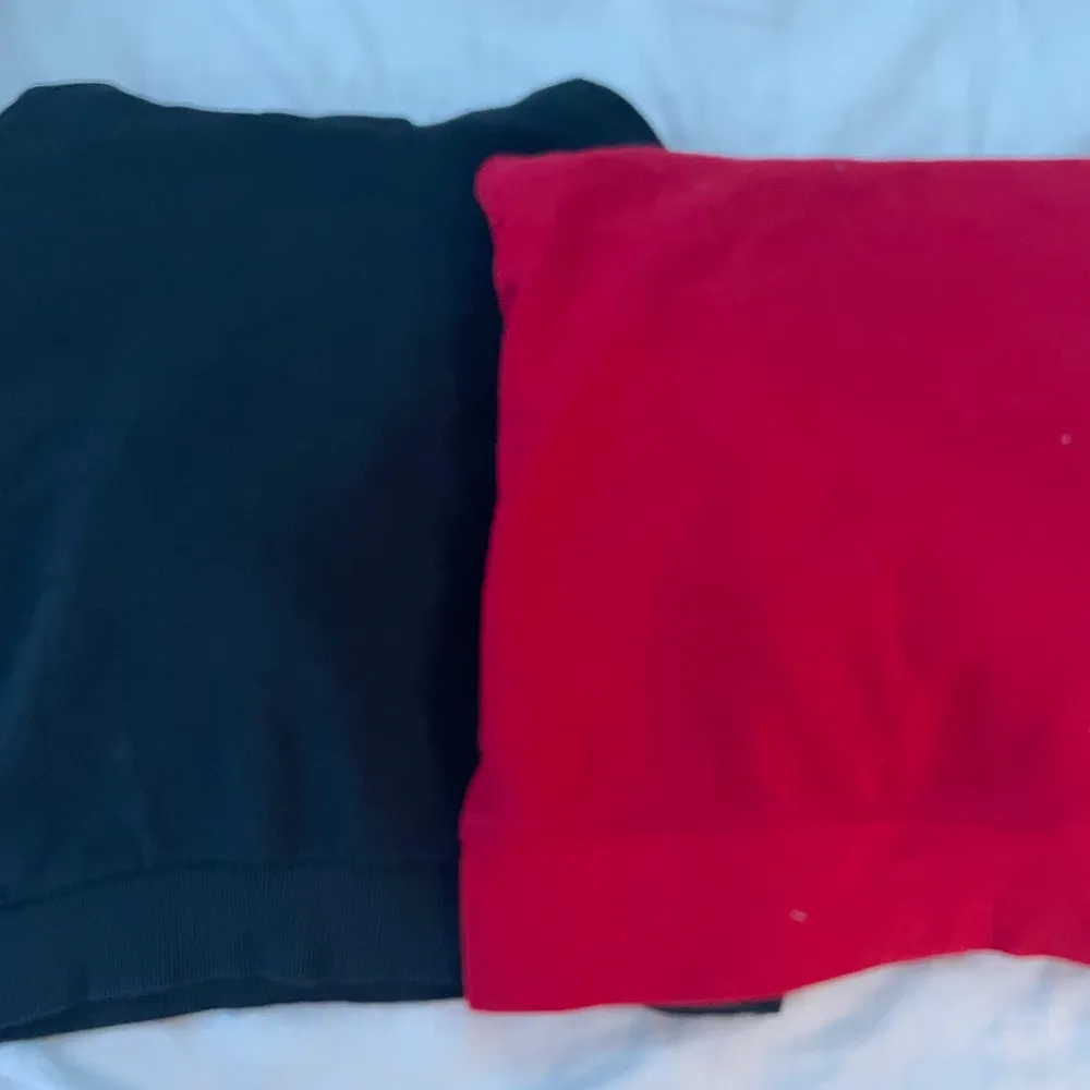 Två hoodies som ej används längre (röd och svart) mysigt att ha hoodies nu till vintern. Båda är samma pris!❤️. Hoodies.