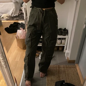 Brandit cargopants - Olivgröna, aldrig använda. Lappen kvar. Köpta från armystar. Nypris 500-600kr