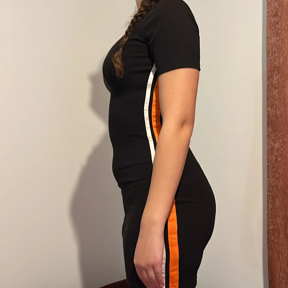 Svart klänning med vit och orangea sträck på sidorna - 91