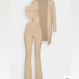 Beige sett🤍 - Beige sett i tre delar ifrån TopShop i storlek S! Nästintill helt oanvänt och säljs för 200kr för hela settet +frakt🥰