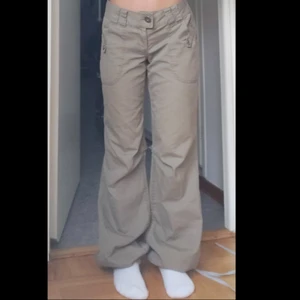 Cargobyxor - Skitfina cargobyxor tyvärr är för stora för mig😪 De är lågmidjade och baggy med snören där nere om man vill ha de tightare där nere👖De är lite brungröna som man kan se på bilden. Midjemått är 80cm och innebenssöm är 82cm!