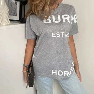 Såååå skön T-shirt från Burberry! Knappt använd och har ett coolt tryck/text 🤍