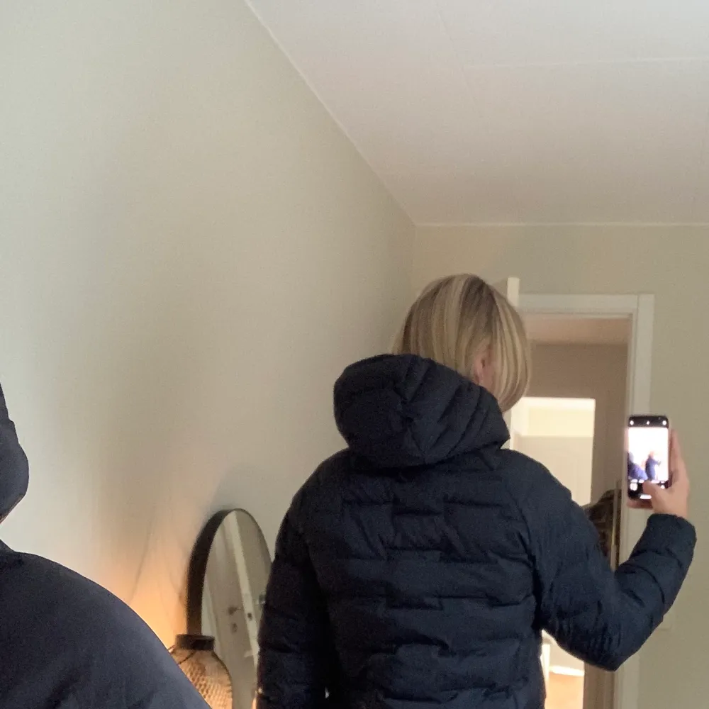 En fin jacka som är från peak performance, köptes i våras och har inte kommit till andvöndning sen däss.✨😋. Takit.