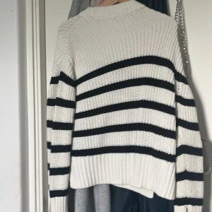 Stickad tröja  - Säljer denna super snygga stickade tröjan från Gina köpte den för 599 i vintras super skön till vinter inga fläckar eller sådant 