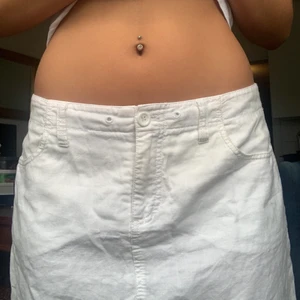 Vit lågmidjad kjol - Söt lågmidjad kjol i medellängd bra skick 