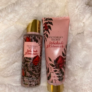 Bodymist+bodylotion - Säljer då de inte kommer till användning. Misten är använd det finns ungefär en tredjedel kvar, men lotionen är i princip oanvänd! De doftar väldigt sommrigt🌸 Säljer för 100kr tillsammans + frakt 📦  (Kan tänka mig att mötas upp!) 