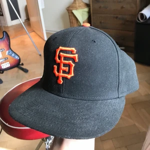 san fransisco giants fitted cap - Snygg svart och orange san fransisco giantss fitted cap i storlek 7 3/8 58,7cm snygg och bra köp
