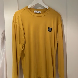 Gul stone island longsleeve tee - Nästintill oanvänd gul longsleeve tee från Stone Island. Nypris 1300kr. Storlek M men passar en S också.