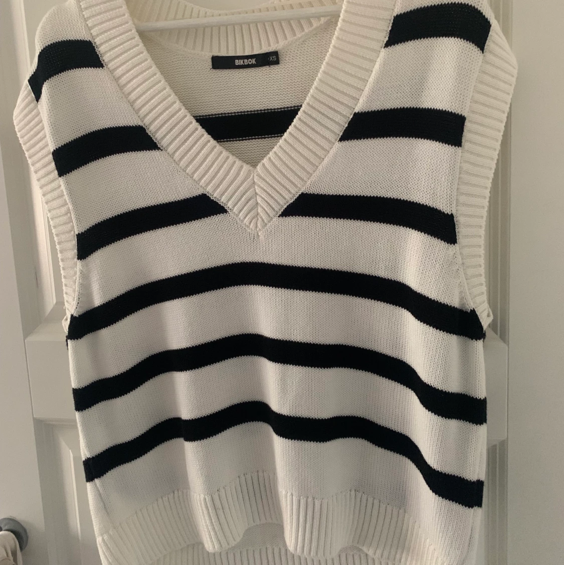 Svart och vit Väst från Bikbok 