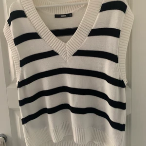 Svart och vit Väst från Bikbok  - Väst från Bikbok i storlek XS, Den är aldrig använd som ny❗️ 