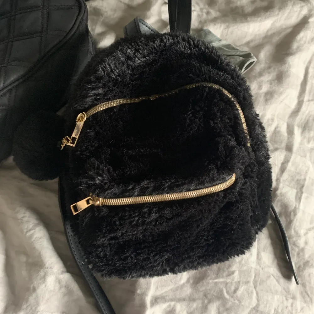 En Väska med svart päls ( fake päls ) . Väskor.