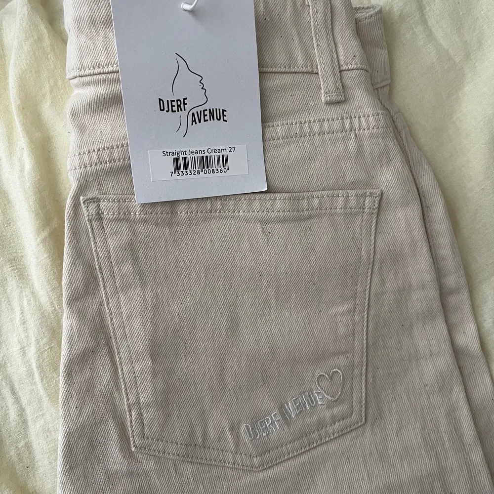Helt oanvända jeans i färgen cream från Djerf Avenue 💓 storlek 27, men aningen små i storleken.. Jeans & Byxor.