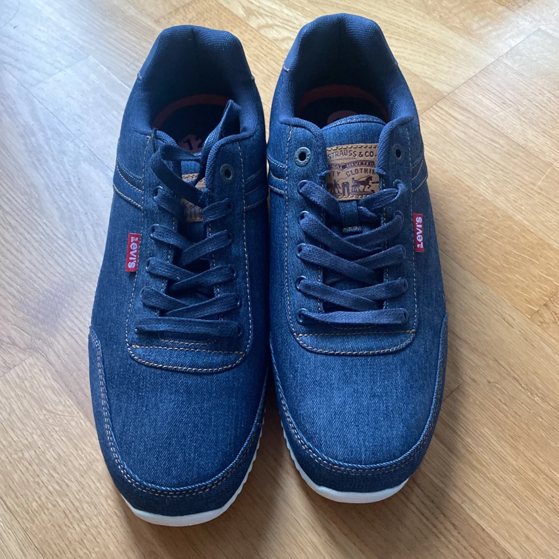 Nya Levis skor, storlek 46,5