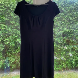 Klänning från mq - Klänning i tjockt tyg, sitter fint och markerar midjan 