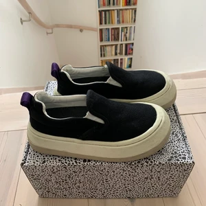 Eytys - Säljer mina ascoola eytys i strl 37! Kartong ingår! Har bytt sulorna därav inte de vanliga eytysmärket på dem:) skriv för fler bilder😊 Kan mötas i Stockholm, annars står köpare för frakt!