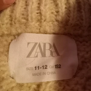 ZARA  - Helt oanvänd eftersom att min mamma köpte den men jag visste inte har inte ens testat den. Storlek 11-12 år / 152 cm. Väldigt bra på vintern och känns som mys tröja. Köparen står för frakt. Pris kan diskuteras.