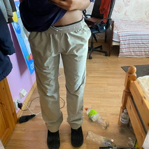 Champion trackpants - Beiga lågmidjade trackpants ifrån Champion, köpte på beyond retro. Långa i benen och passar mig som är en storlek S och 173 cm. Frakt betalas av köparen :)