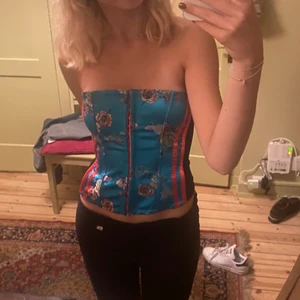 Korsett - Korsett jag köpte här på plick. Säljs för att den inte kommer till användning längre, inga skador! Tryck inte på köp nu!💕 