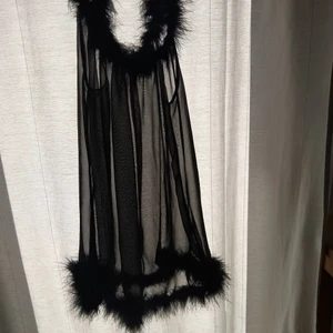 Nattlinne eller topp med fjärdrar - ✨✨Oanvänd transparent topp med kant i äkta fjärdrar. Perfekt för lager på lager eller bara över en fin BH till fest. Men passar säkert till vardags med för den moderiktiga. Lätt och tunn. Mjuka fina fjädrar. 🦋