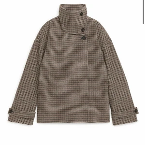 Arket jacka - Arket jacka i storlek 38💖💞💖det har gått av en liten del av knappen långt ner på jackan som man kan se på bilden men finns med extra  knapp och annars är den i superfint skick