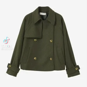 Slutsåld mango jacka! - Intressekoll på min slutsålda mango jacka som är väldigt populär just nu! Använd fåtal ggr och är i princip nyskick, inga defekter! Storlek M/36 och sitter jättebra. Skriv privat vid intresse!❤️klicka inte på köp!