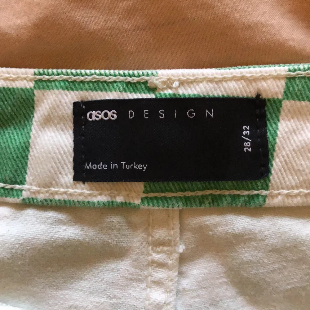 Grön/vit rutiga mom jeans från Asos. Har en liten fläck vid ena fickan fram (se bild 3). Storlek 28/32. Jeans & Byxor.