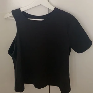 Linne/T-shirt  - Svart t-shirt/linne från zara. Bra skick lite tjockare material. 🖤