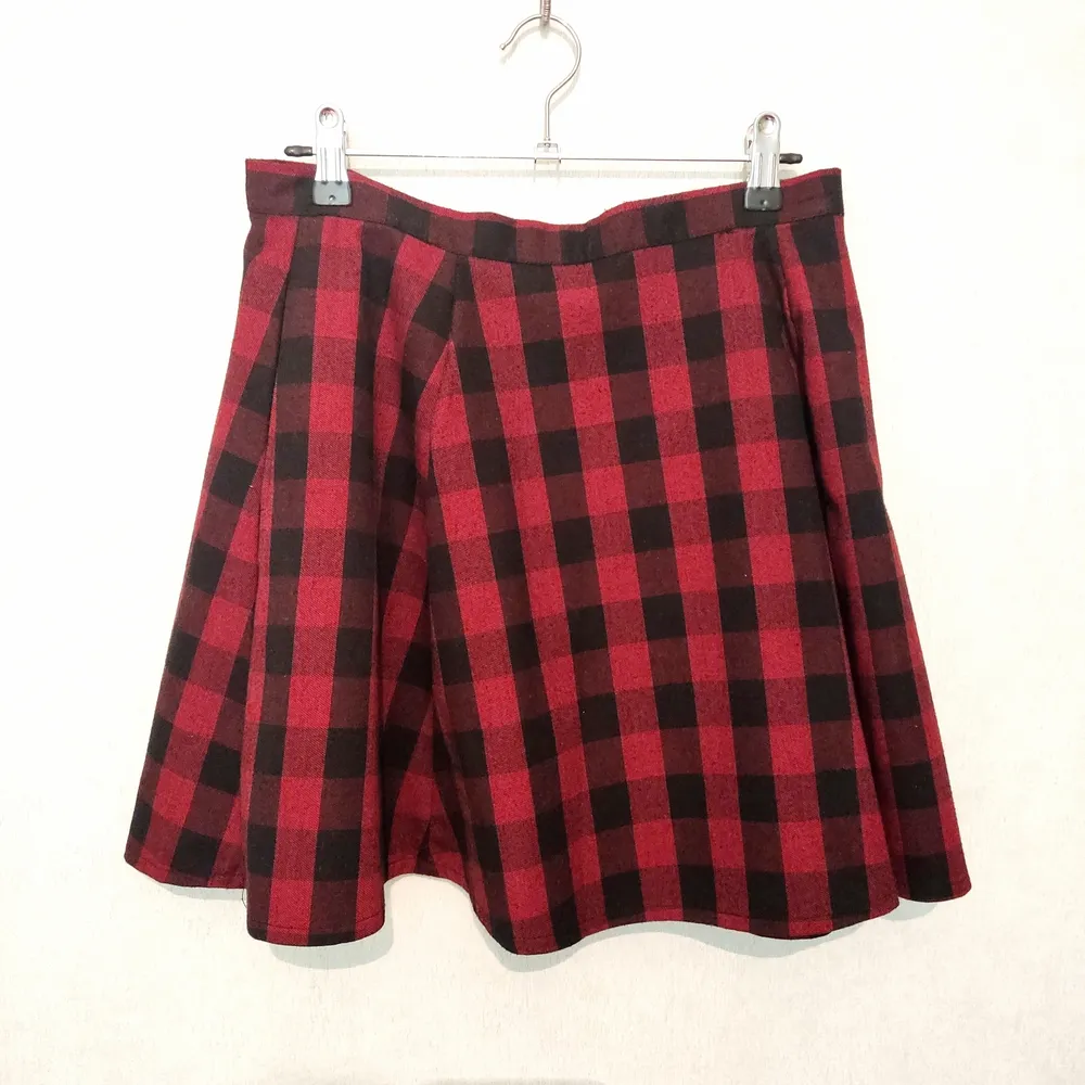 Red black plaid mini skirt, A line, Medium size. Kjolar.