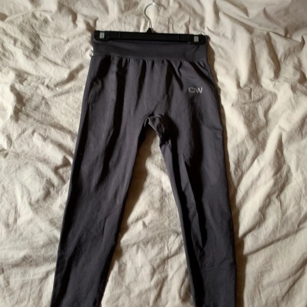 Ett par helt nya tights, köpta och glömda i garderob. St M . Jeans & Byxor.