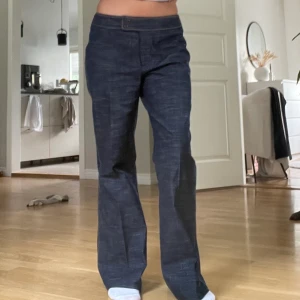 lågmidjade byxor - mörkblå lågmidjade byxor från märket collection i stl 36/38 med midjemåttet 80 cm. helt oanvända!