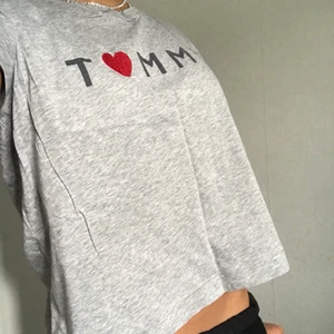 tommy hilfiger tshirt - Säljer denna fina t-shirt som ger mig så coola vibes, tröjan är från tommy hilfiger, storlek xs men den är luftig så kan kanske passa str M också! använd 1-3 gånger men inget mer. 💞⚡️🌸🫶🏽