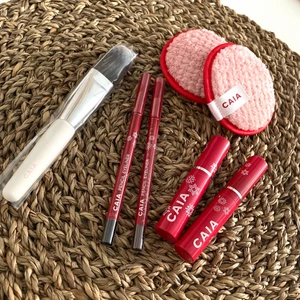 Oanvända produkter Caia - Kollar om någon skulle vara intresserad av att köpa några saker ur Caias julkalender jag inte får användning av! Det är en borste F18 Vanz Va-Va Volume Mascara Bibbz boom boom lashes  Två stycken eyeliner en brun och en svart  Samt två pads