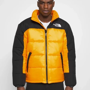 North Face jacka - En fin o varm jacka perfekt till vintern från The North Face. Köpt för säkert 2 år sen men ser helt ny ut.  Köpt för -:2500kr på Zalando Mitt pris -: 1250 Kan gå ner i pris vid snabb affär