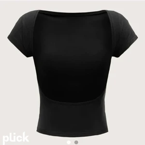 Tshirt - Säljer den populära T-shirten med öppen rygg, vet ej frakt pris tröck bara nått sålänge